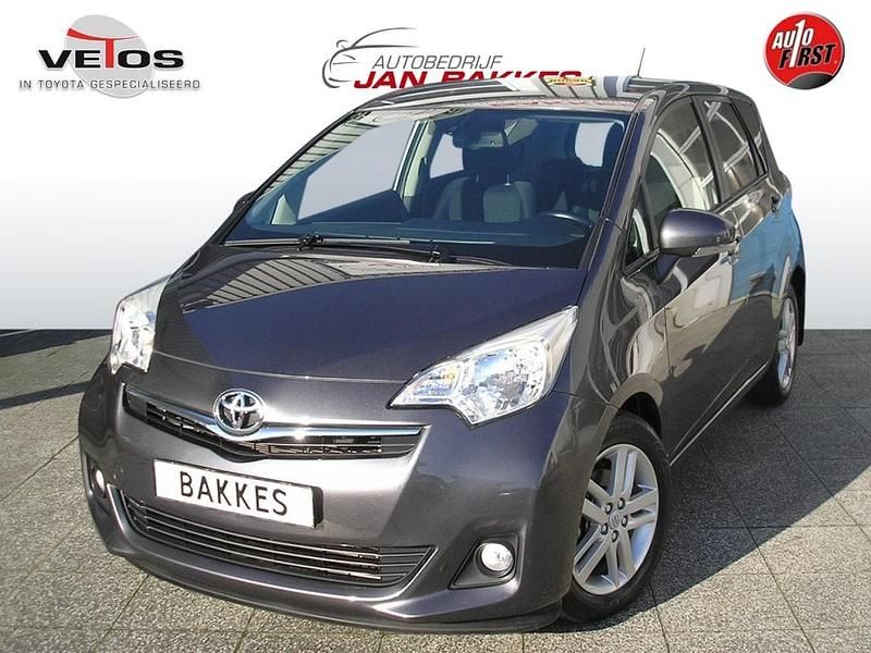 Grijs Gebruikt 2012 Toyota Verso-S MPV | € 9.950 (Eerlijke prijs) - Afbeelding 1/1