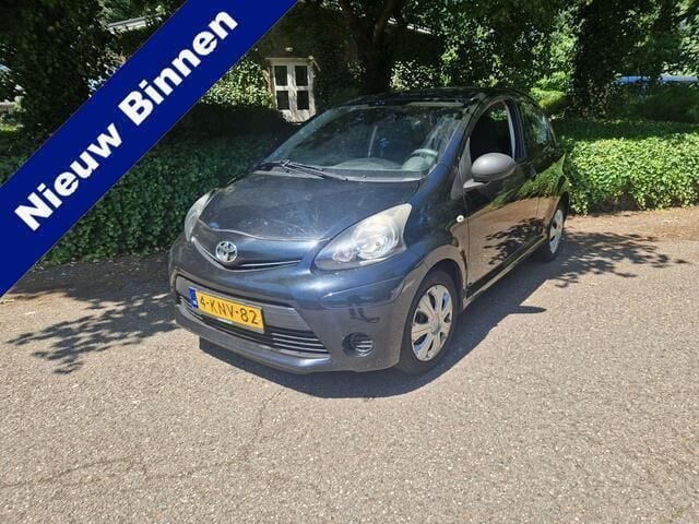 Zwart Gebruikt 2013 Toyota Aygo Hatchback | € 3.275 (Eerlijke prijs) - Afbeelding 1/4
