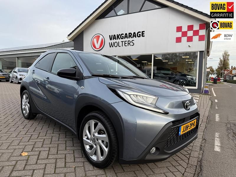 Grijs Gebruikt 2025 Toyota Aygo X SUV | € 22.950 - Afbeelding 1/4
