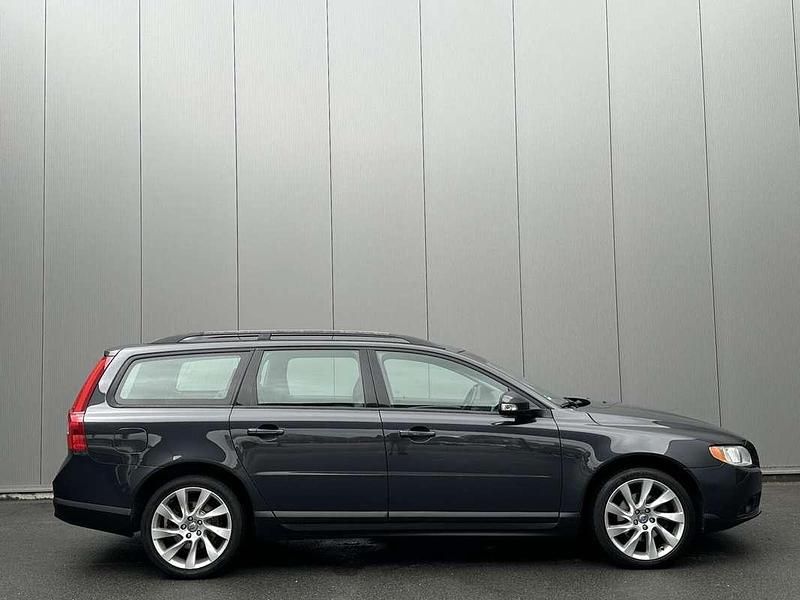Grijs Gebruikt 2009 Volvo V70 Summum Stationwagen | € 5.950 (Eerlijke prijs) - Afbeelding 1/4