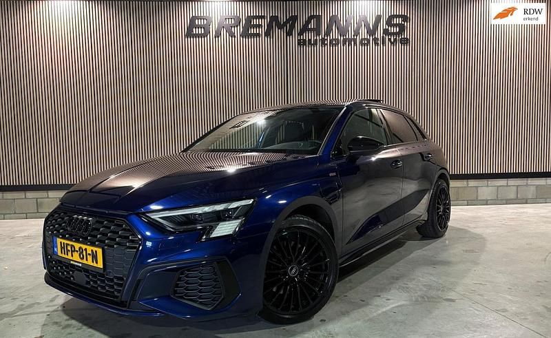 Blauw (metallic) Gebruikt 2020 Audi A3 Sportback e-tron Business Hatchback | € 28.950 - Afbeelding 1/4