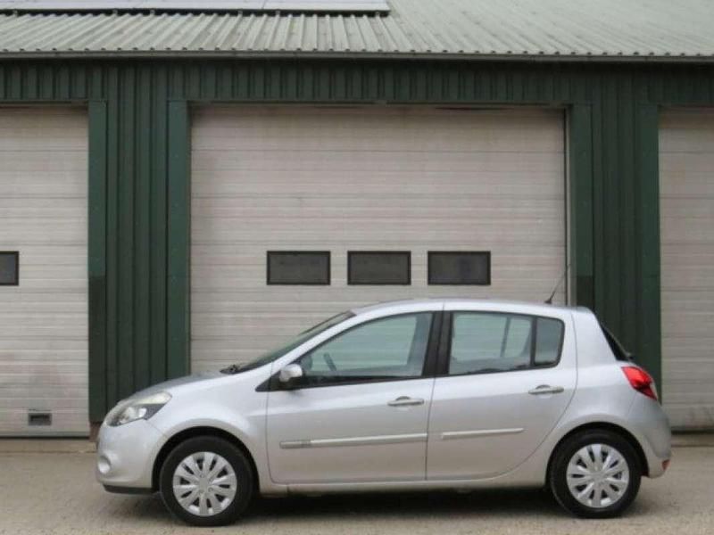 Grijs Gebruikt 2010 Renault Clio II Collection Hatchback | € 2.250 (Eerlijke prijs) - Afbeelding 1/4