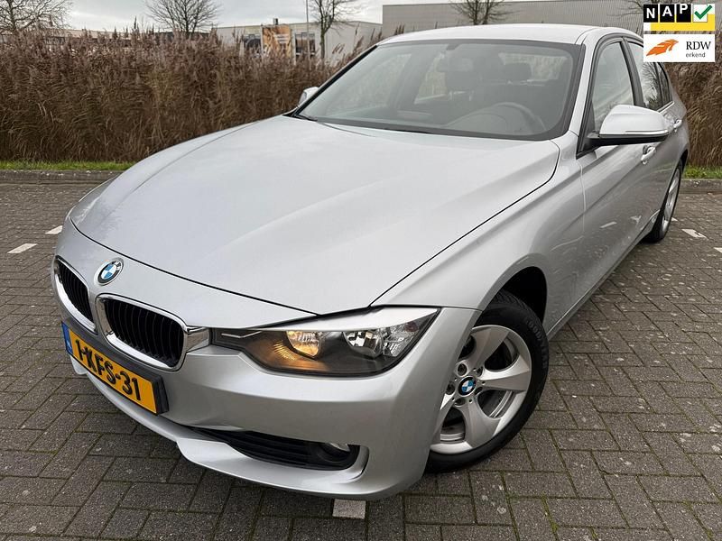 Grijs Occasion 2013 BMW 320 Efficient Dynamics Sedan | € 8.999 (Goede deal) - Afbeelding 1/4