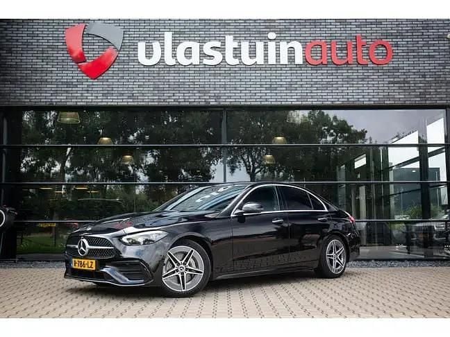 Zwart Gebruikt 2022 Mercedes C300e AMG line Sedan | € 38.950 (Eerlijke prijs) - Afbeelding 1/4