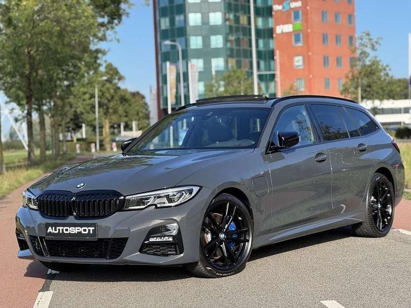 Grijs Gebruikt 2021 BMW 330e M Sport Stationwagen | € 39.950 (Duur) - Afbeelding 1/4