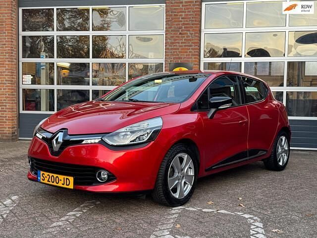 Rood Occasion 2013 Renault Clio IV Expression Hatchback | € 7.999 (Iets duurder) - Afbeelding 1/4