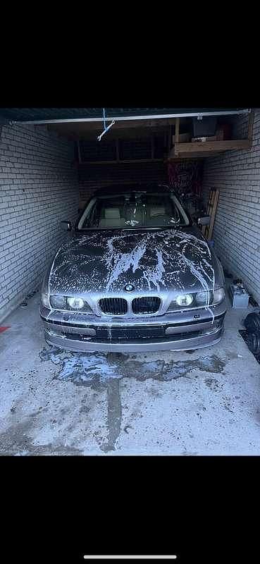 Grijs Gebruikt 1999 BMW 523 Executive Sedan | € 4.250 (Eerlijke prijs) - Afbeelding 1/4