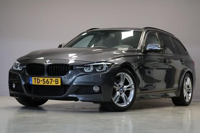 Grijs Gebruikt 2018 BMW 320 Executive Stationwagen | € 19.995 (Eerlijke prijs) - Afbeelding 1/4