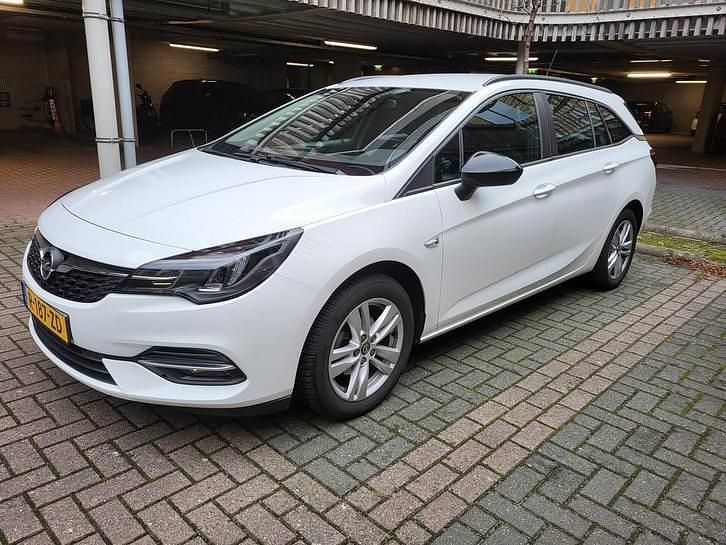 Wit Occasion 2021 Opel Astra Elegance Stationwagen | € 12.950 (Eerlijke prijs) - Afbeelding 1/4