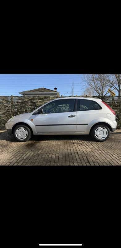 Grijs Gebruikt 2005 Ford Fiesta Style Hatchback | € 1.350 (Eerlijke prijs) - Afbeelding 1/4