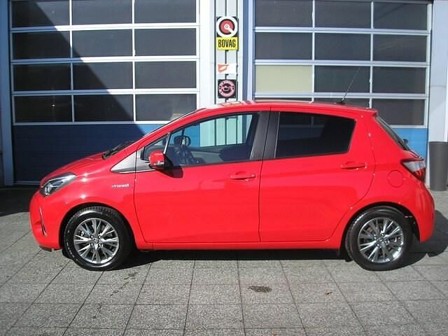 Occasion Toyota Yaris Hybrid 73 PK (53 kW) 2019 Rood Hatchback