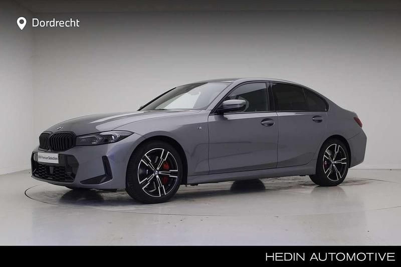 Grijs, metallic lak Gebruikt 2025 BMW 320 M Sport Sedan | € 59.895 - Afbeelding 1/3