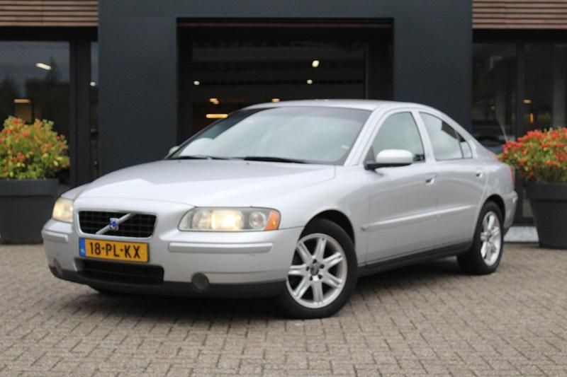 Grijs Gebruikt 2004 Volvo S60 Kinetic Sedan | € 4.950 - Afbeelding 1/4