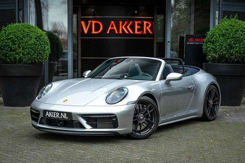 Grijs, metallic lak Gebruikt 2023 Porsche 992 Cabriolet | € 217.450 - Afbeelding 1/4