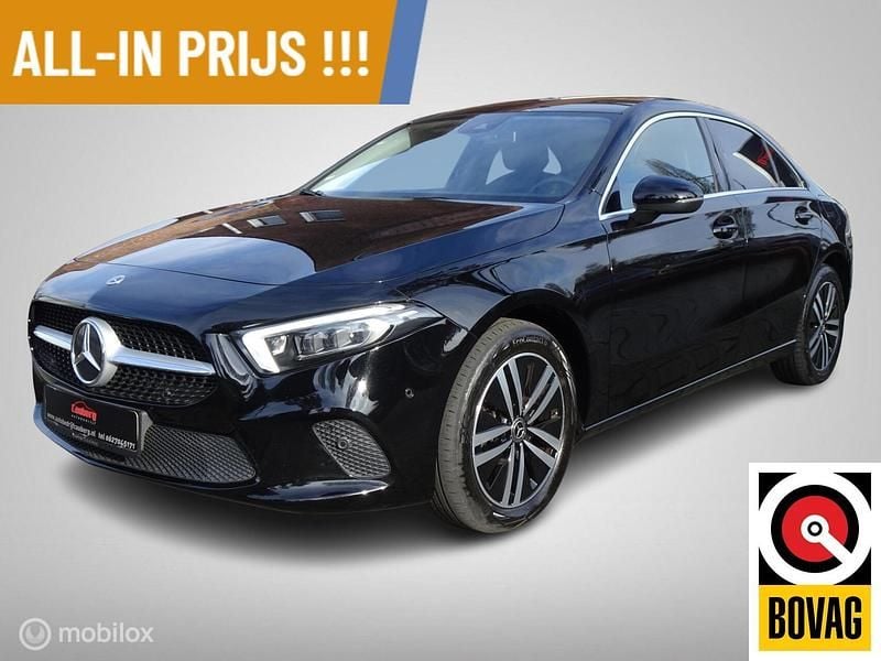 Zwart Occasion 2022 Mercedes A250 Luxury Sedan | € 26.995 (Super prijs) - Afbeelding 1/4