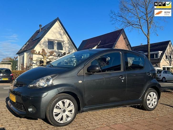 Grijs (metallic) Gebruikt 2014 Toyota Aygo Hatchback | € 5.580 (Eerlijke prijs) - Afbeelding 1/3