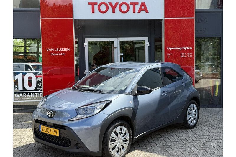 Grijs Gebruikt 2024 Toyota Aygo X X-play SUV | € 17.489 - Afbeelding 1/1