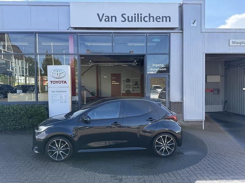 Zwart Gebruikt 2023 Toyota Yaris Hybrid Sport Hatchback | € 26.500 (Eerlijke prijs) - Afbeelding 1/4