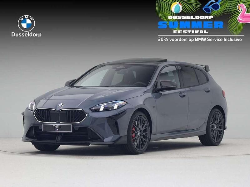 Grijs, metallic lak Nieuw 2024 BMW 123 M Sport Hatchback | € 74.737 - Afbeelding 1/4
