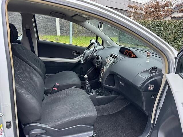 Occasion Toyota Yaris 99 PK (72 kW) 2010 Grijs (metallic) Hatchback