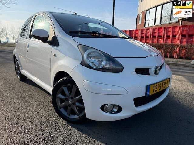 Wit Occasion 2011 Toyota Aygo Hatchback | € 2.845 (Goede deal) - Afbeelding 1/4