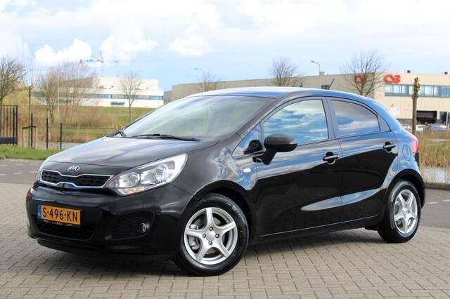 Zwart Gebruikt 2014 Kia Rio Hatchback | € 6.499 (Eerlijke prijs) - Afbeelding 1/4
