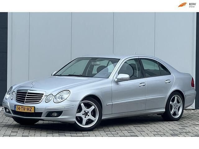 Grijs Gebruikt 2006 Mercedes E220 Avantgarde Sedan | € 2.990 (Goede deal) - Afbeelding 1/4