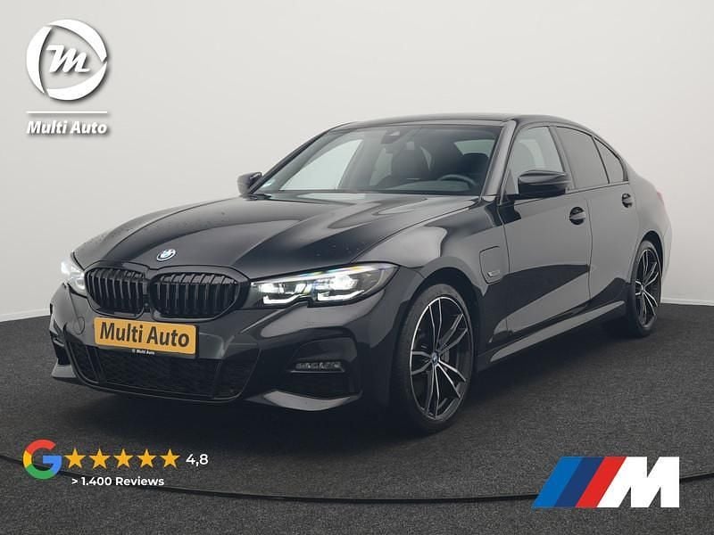 Zwart Occasion 2022 BMW 330e M Sport Sedan | € 32.390 (Goede deal) - Afbeelding 1/3