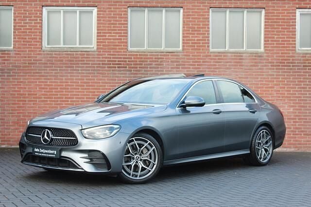 Grijs Gebruikt 2022 Mercedes E220 AMG line Sedan | € 47.900 (Super prijs) - Afbeelding 1/4