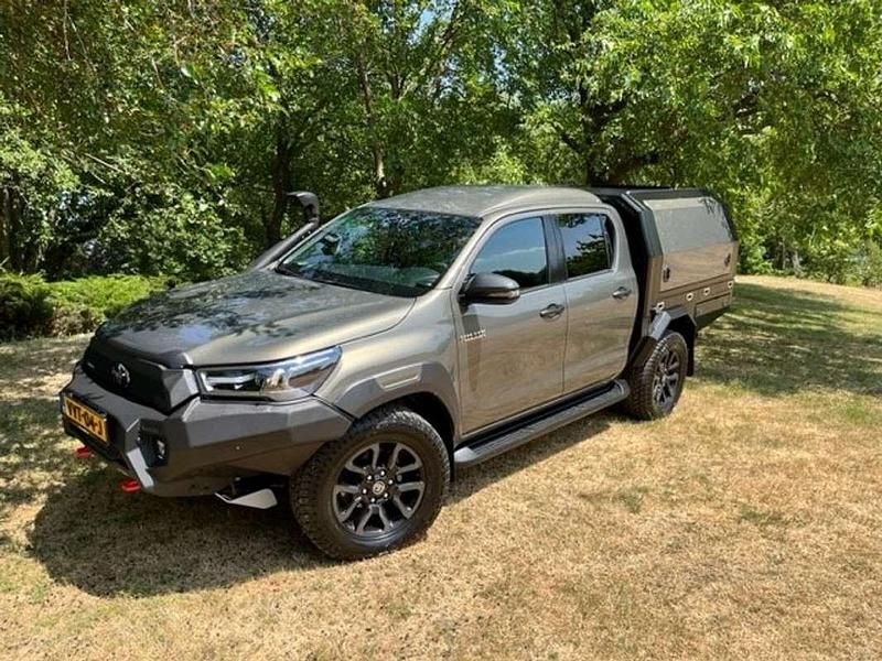 Groen Gebruikt 2024 Toyota HiLux Edition Pickup | € 88.300 - Afbeelding 1/4