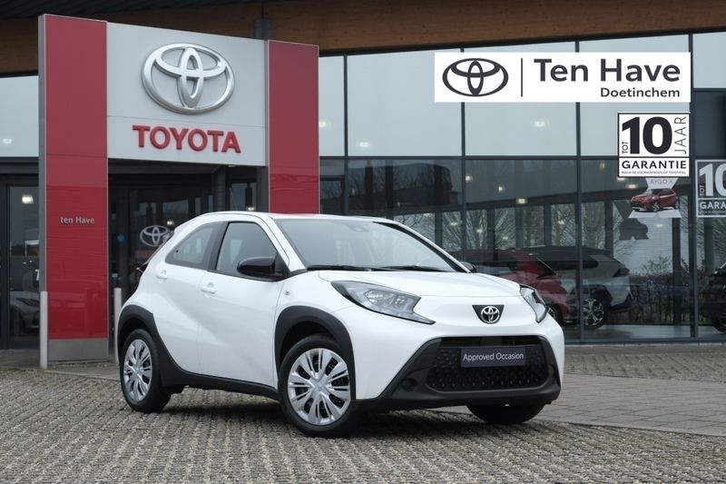 Wit Gebruikt 2024 Toyota Aygo Play Hatchback | € 17.900 (Eerlijke prijs) - Afbeelding 1/4