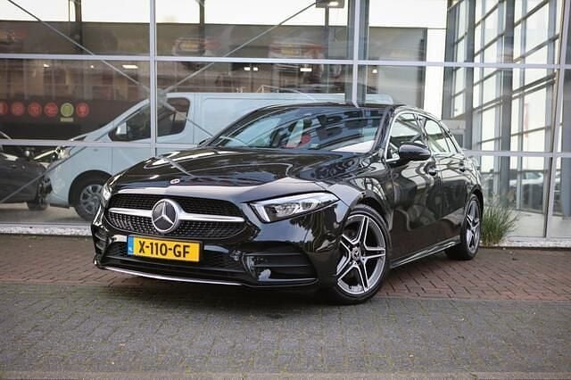 Zwart Gebruikt 2021 Mercedes A200 AMG Hatchback | € 26.950 (Eerlijke prijs) - Afbeelding 1/4