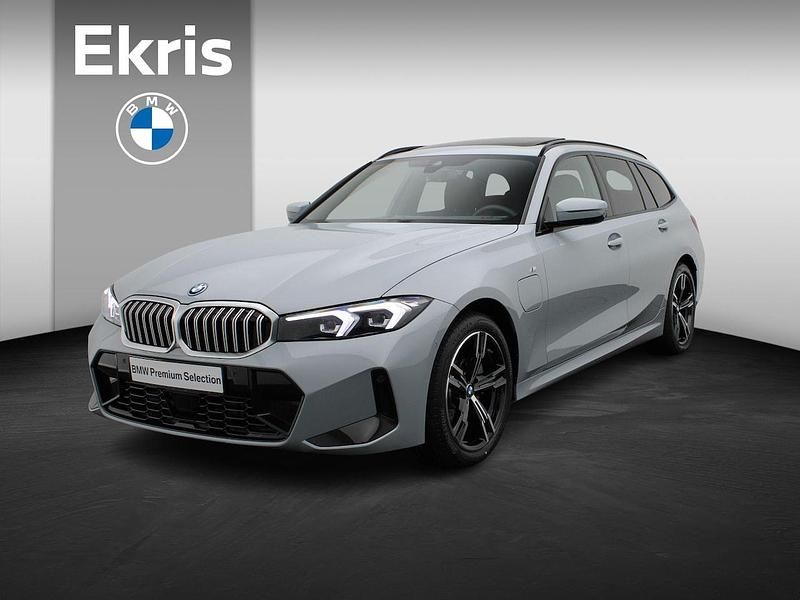Grijs Gebruikt 2025 BMW 330e Comfort Edition Stationwagen | € 56.900 (Eerlijke prijs) - Afbeelding 1/4