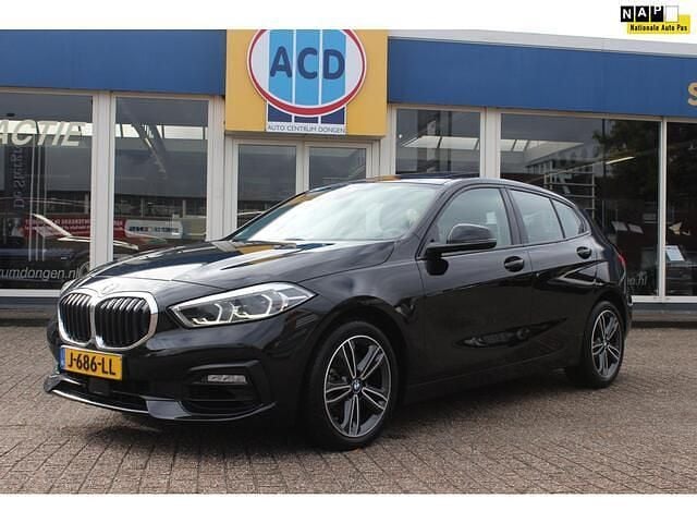 Zwart Gebruikt 2020 BMW 118 Executive Hatchback | € 19.800 (Eerlijke prijs) - Afbeelding 1/4