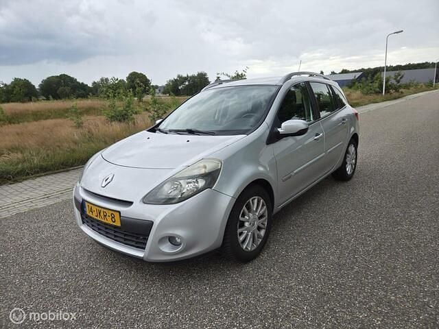 Grijs Gebruikt 2009 Renault Clio GrandTour Dynamique Stationwagen | € 1.499 (Eerlijke prijs) - Afbeelding 1/4