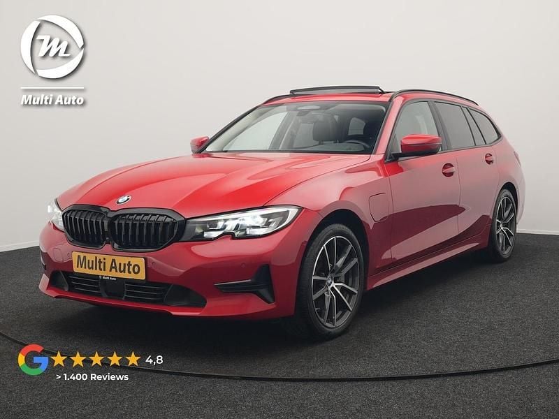 Rood Occasion 2021 BMW 330e Comfort Edition Stationwagen | € 27.440 (Super prijs) - Afbeelding 1/4