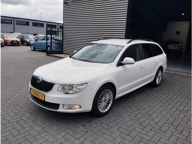 Wit Gebruikt 2011 Skoda Superb Business Line Stationwagen | € 4.600 (Eerlijke prijs) - Afbeelding 1/4