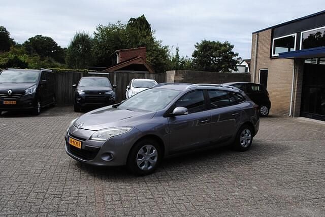 Grijs Gebruikt 2010 Renault Mégane GrandTour Expression Stationwagen | € 2.750 (Eerlijke prijs) - Afbeelding 1/4