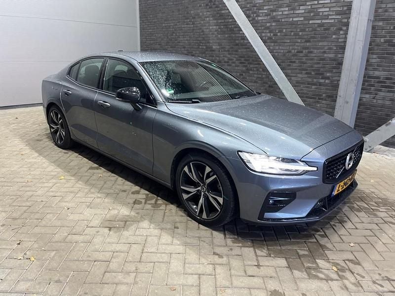 Grijs Gebruikt 2021 Volvo S60 R-Design Sedan | € 25.800 (Eerlijke prijs) - Afbeelding 1/1