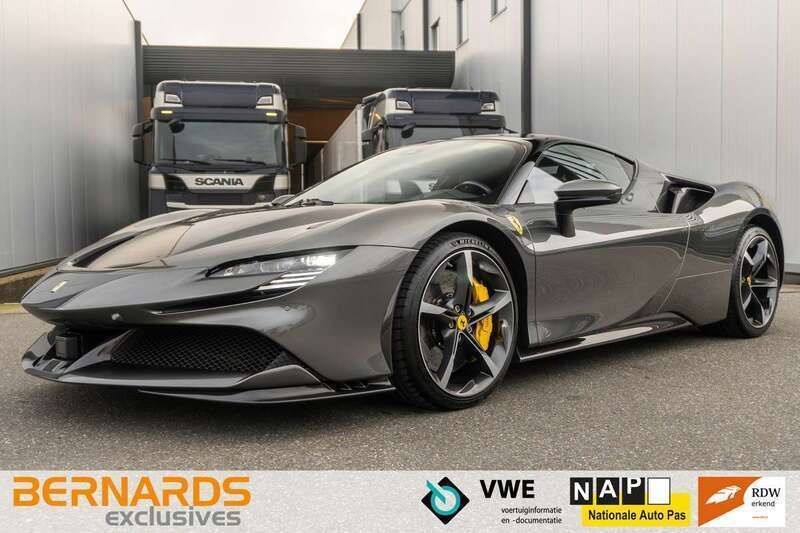Grijs, metallic lak Gebruikt 2022 Ferrari SF90 Coupé | € 439.950 - Afbeelding 1/4