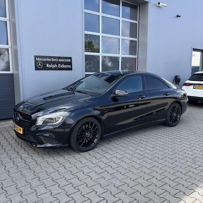 Zwart, metallic lak Gebruikt 2014 Mercedes CLA250 Edition 1 Sedan | € 17.250 (Goede deal) - Afbeelding 1/4