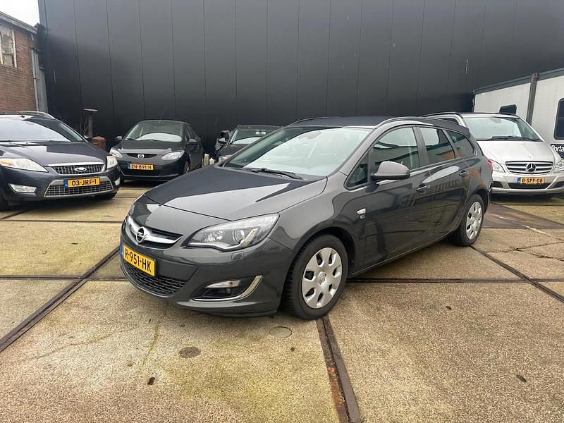 Grijs Occasion 2013 Opel Astra Design Edition Stationwagen | € 3.750 (Super prijs) - Afbeelding 1/4