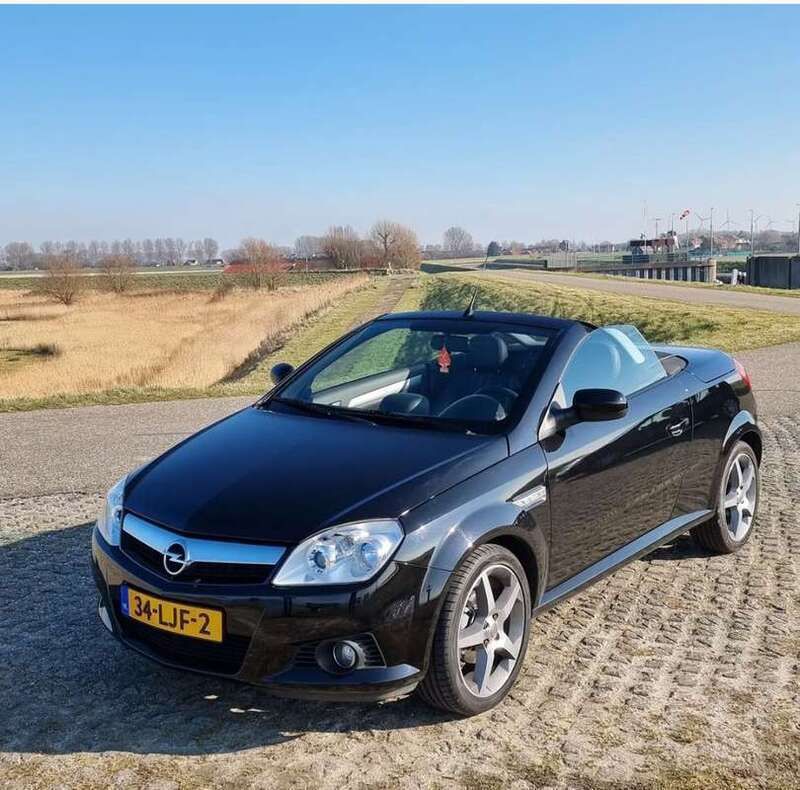Zwart Gebruikt 2010 Opel Tigra Cabriolet | € 3.950 (Eerlijke prijs) - Afbeelding 1/1