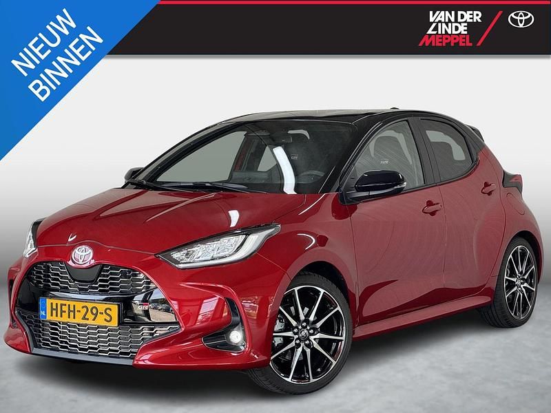 Rood Gebruikt 2025 Toyota Yaris Sport Hatchback | € 32.950 (Duur) - Afbeelding 1/4