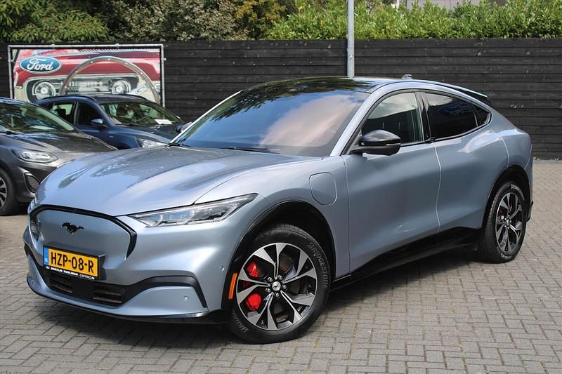 Grijs Gebruikt 2022 Ford Mustang Mach-E Extended Range SUV | € 35.995 (Eerlijke prijs) - Afbeelding 1/4