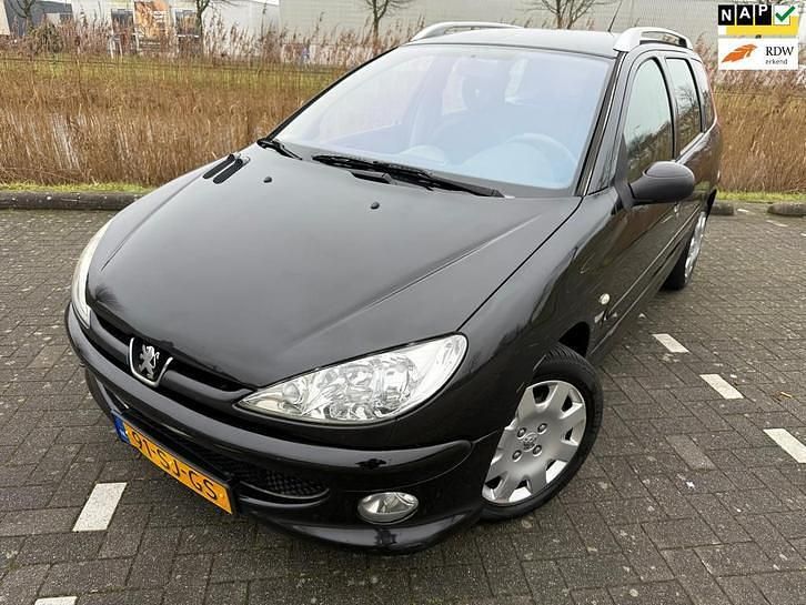 Zwart Occasion 2006 Peugeot 206 Stationwagen | € 999 (Eerlijke prijs) - Afbeelding 1/4