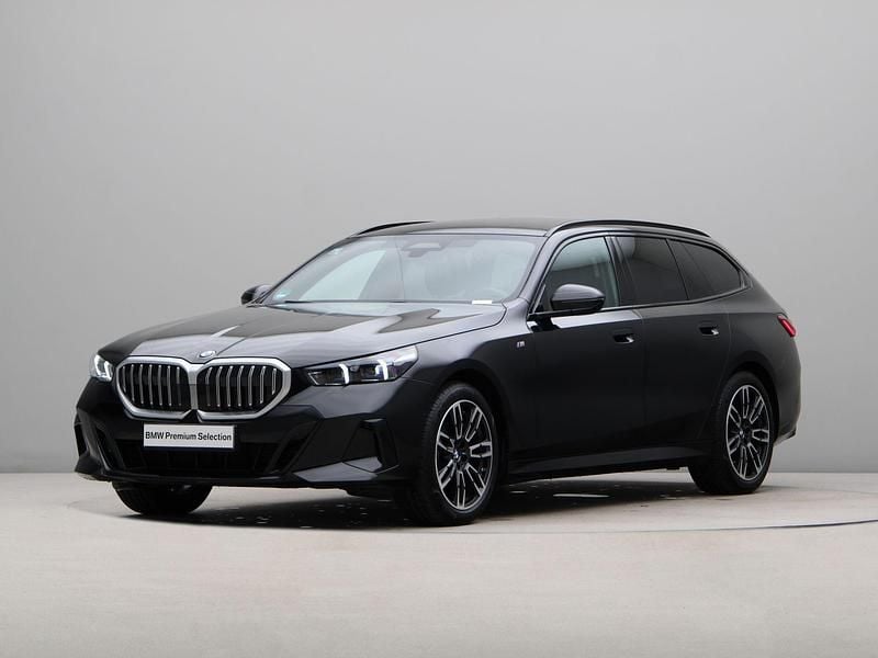 Zwart Gebruikt 2025 BMW 520 M Sport Stationwagen | € 66.900 (Super prijs) - Afbeelding 1/4