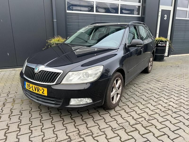 Zwart Occasion 2010 Skoda Octavia Ambition Stationwagen | € 1.250 (Super prijs) - Afbeelding 1/4