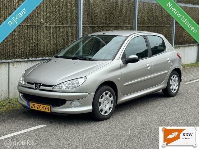 Grijs Gebruikt 2008 Peugeot 206 Forever Hatchback | € 3.250 (Iets duurder) - Afbeelding 1/4