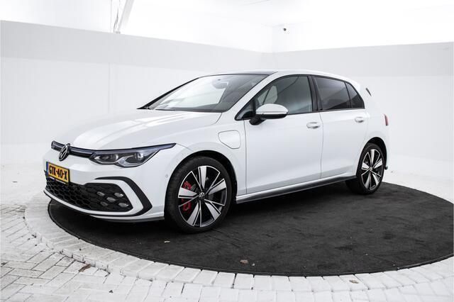 Wit Gebruikt 2023 VW Golf VIII GTE Hatchback | € 33.995 (Eerlijke prijs) - Afbeelding 1/4